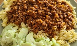 Bolognese mit Nudeln und Gurkensalat