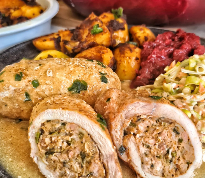 Schweineröllchen in eigener Soße, gebackene Kartoffeln, Porreesalat und ...