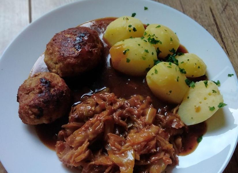 Schmorkohl mit Frikadellen und Salzkartoffeln – Tortekuchen