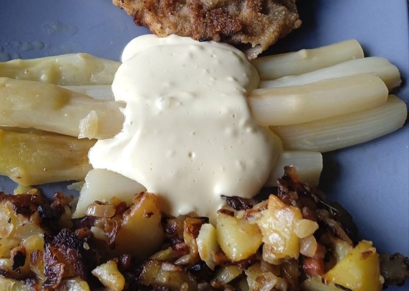 Schnitzel mit Spargel und Sauce Hollandaise – Tortekuchen