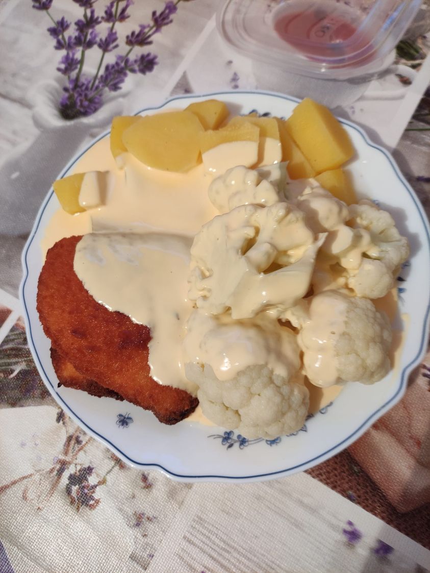 Kartoffeln mit Blumenkohl, holländischer Soße und Hähnchen Cordon Bleu ...
