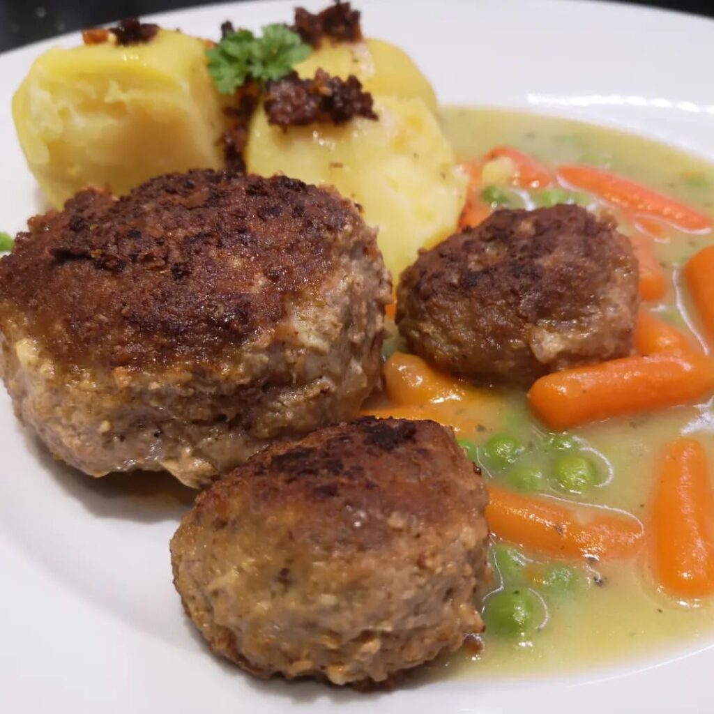 Bouletten mit Mischgemüse und Kartoffelpürree – Tortekuchen