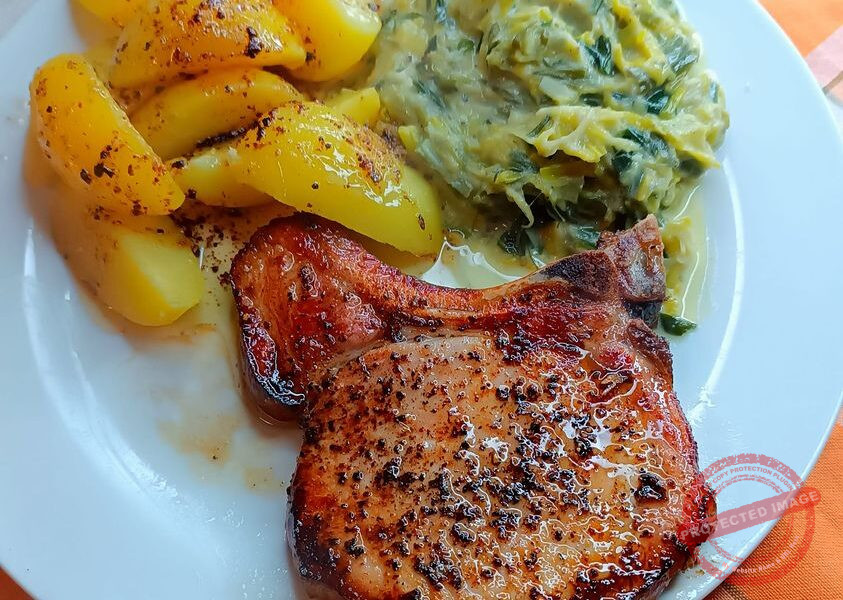 Kassler Kotelett mit Rahmporree und Salzkartoffeln – Tortekuchen