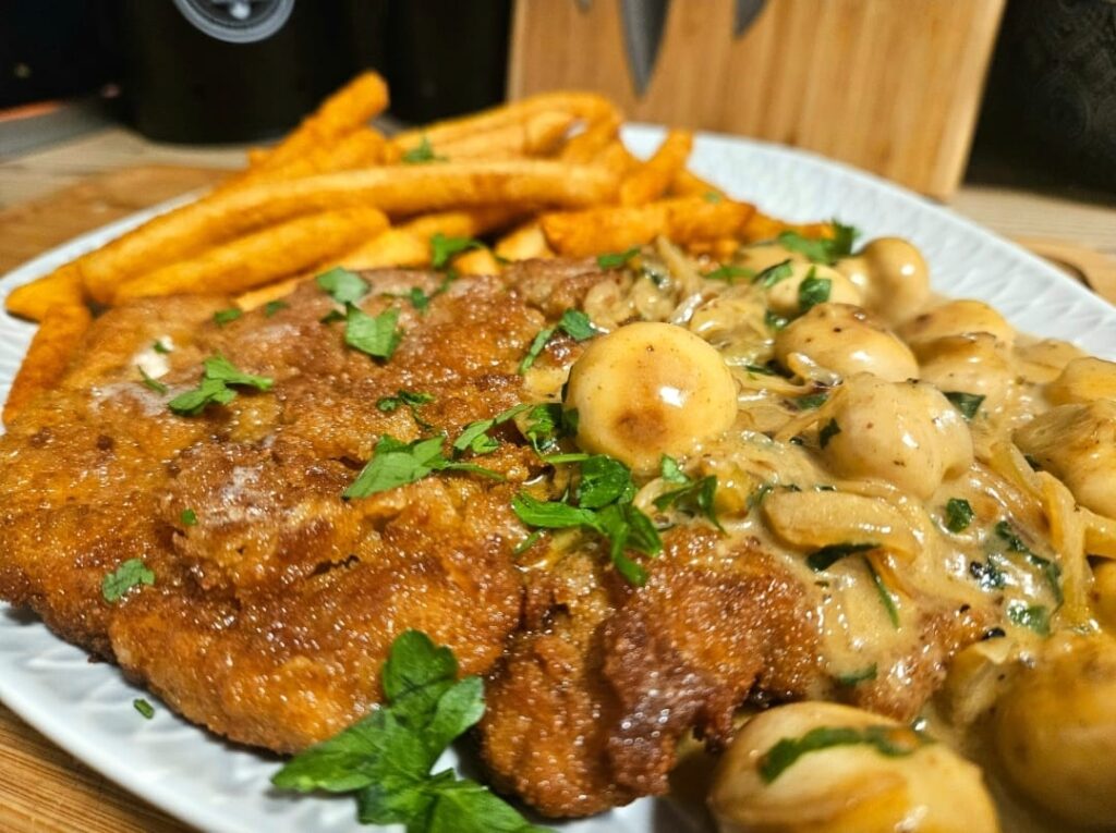 Schnitzel mit Fritten und Champignonrahmsoße – Tortekuchen